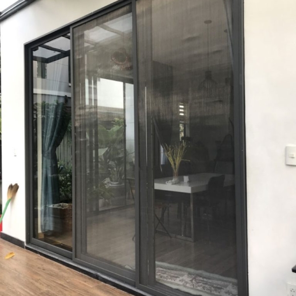 cua-luoi-chong-muoi-dang-lua-ray-don